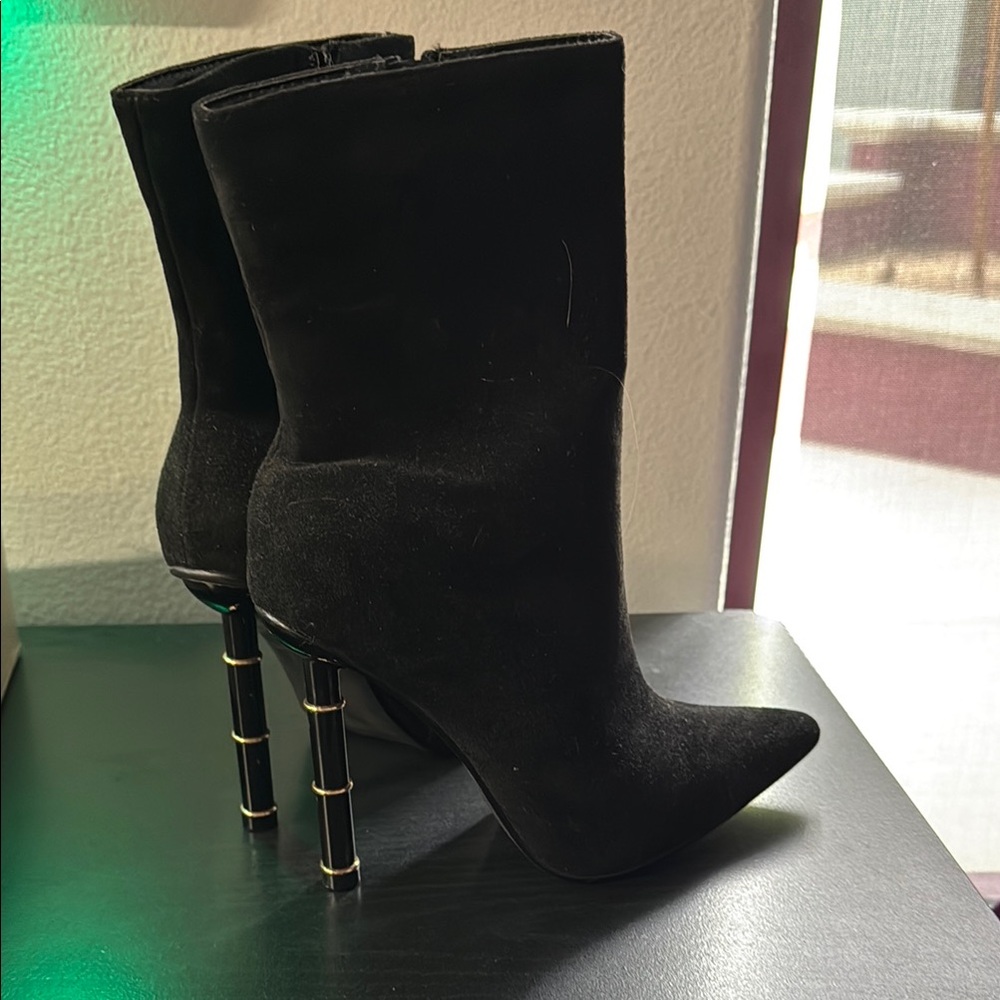 Chic Black Heeled Boots